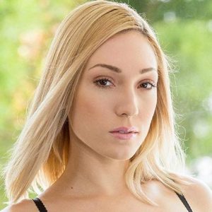 Lily Labeau Biography, Age, Height, Family, Wiki & More