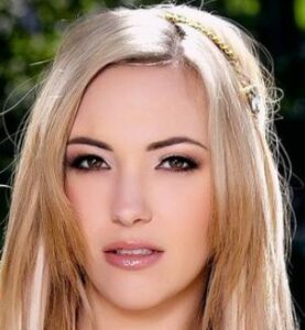 Sophia-Knight-Biography-Age-Height-Family-Wiki-More